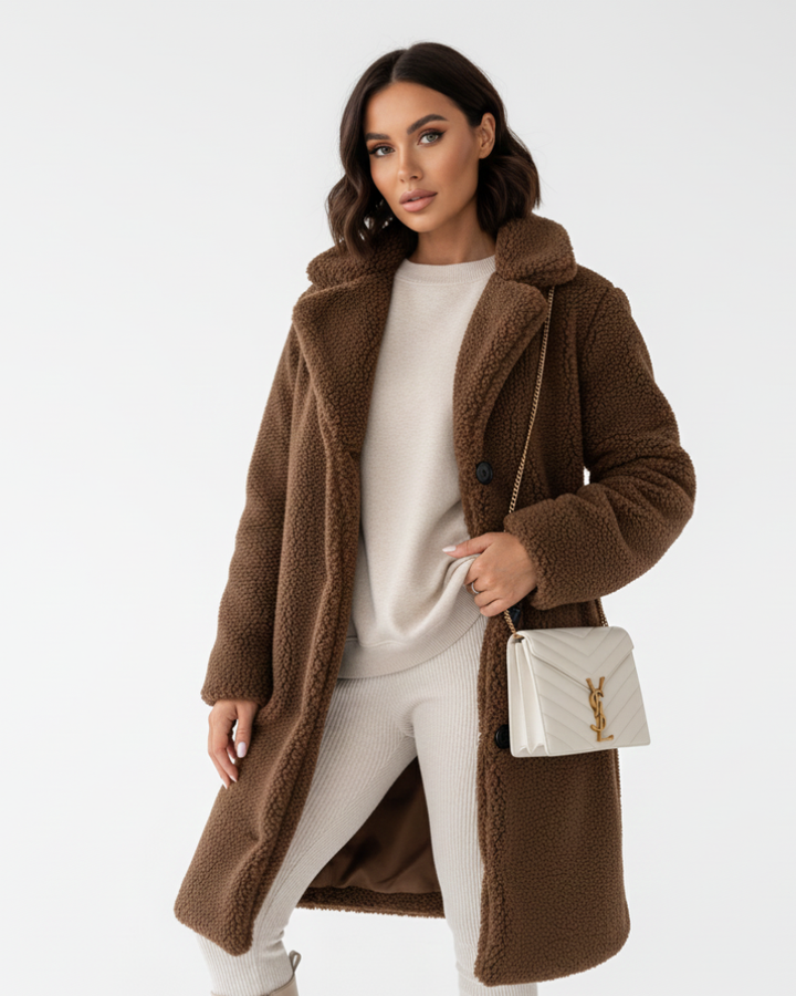 Vêtement mode femme: Manteau long beige pour l'hiver. Apporte chaleur douce et touche d'élégance à votre tenue.