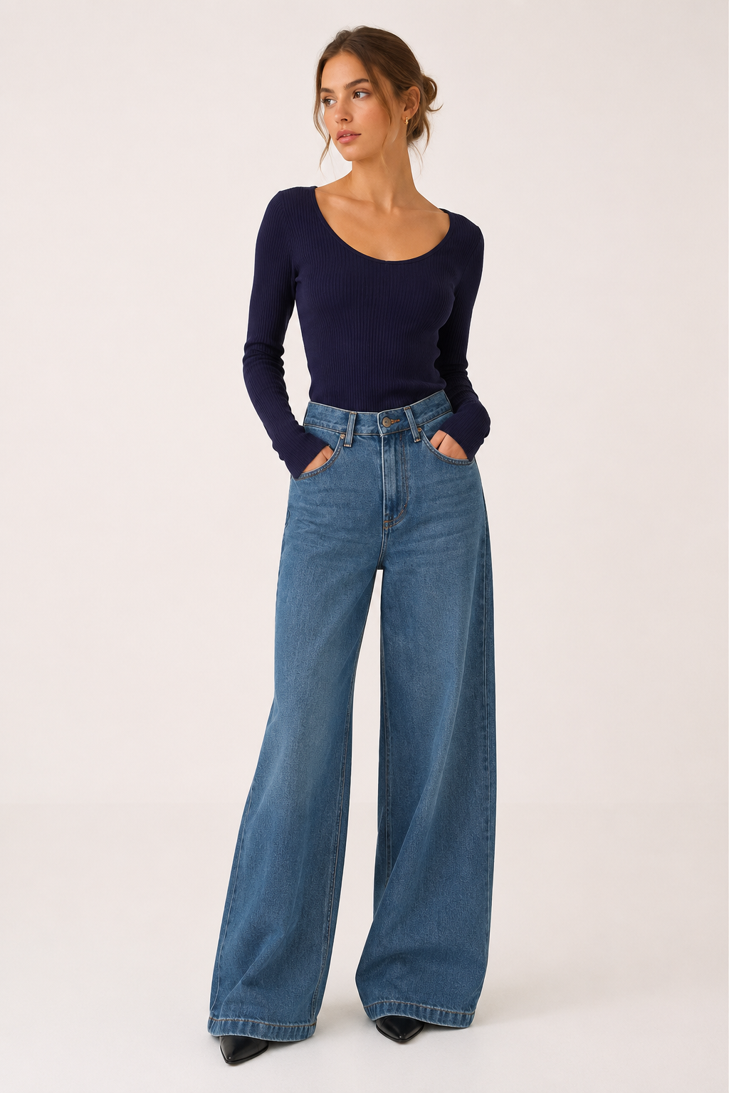 Jean baggy femme bleu taille haute, coupe droite et jambes larges pour un style urbain décontracté et confortable.