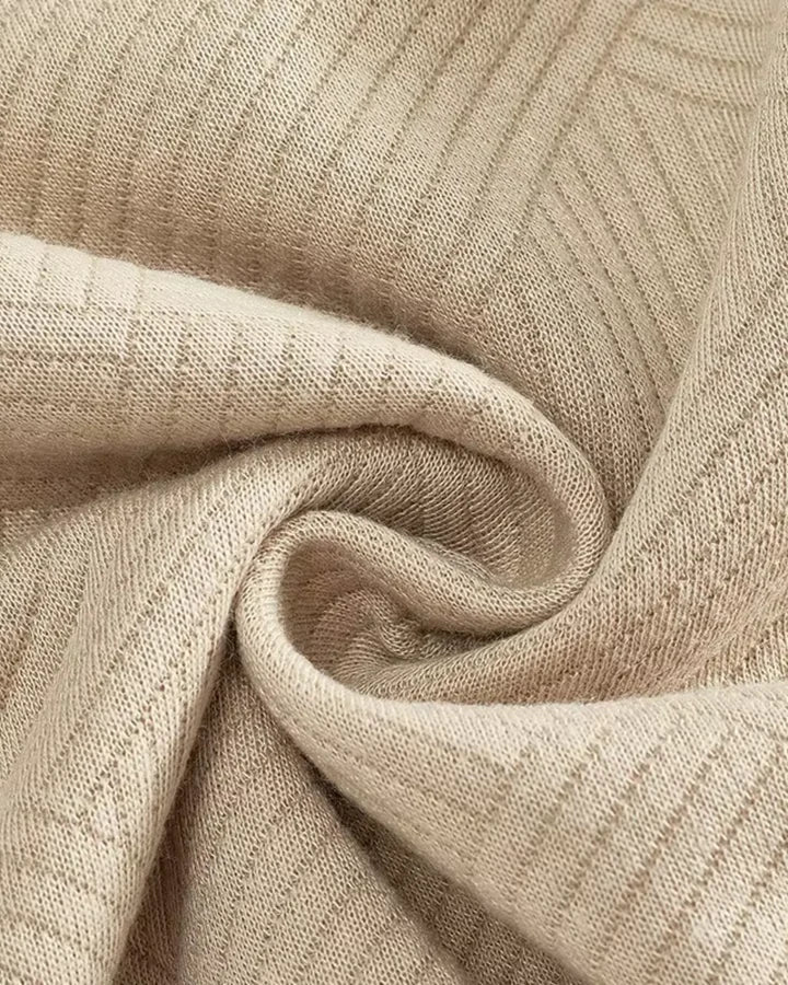 Maille texturée du pull homme col polo zippé. Douceur, élégance pour look décontracté chic.