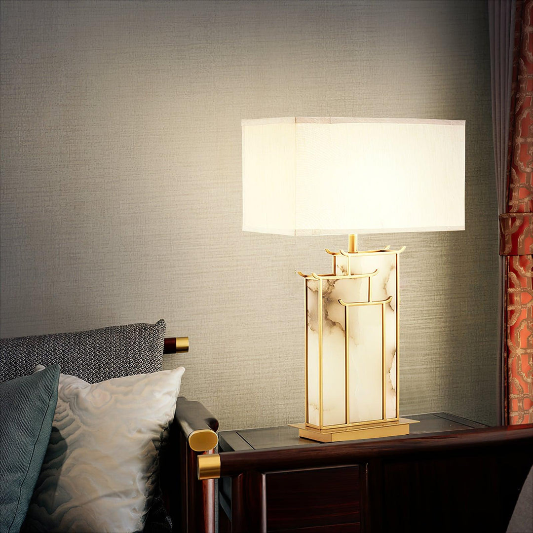 Lampe de table rectangulaire or et blanc, abat-jour albâtre, corps métal doré. Design moderne.