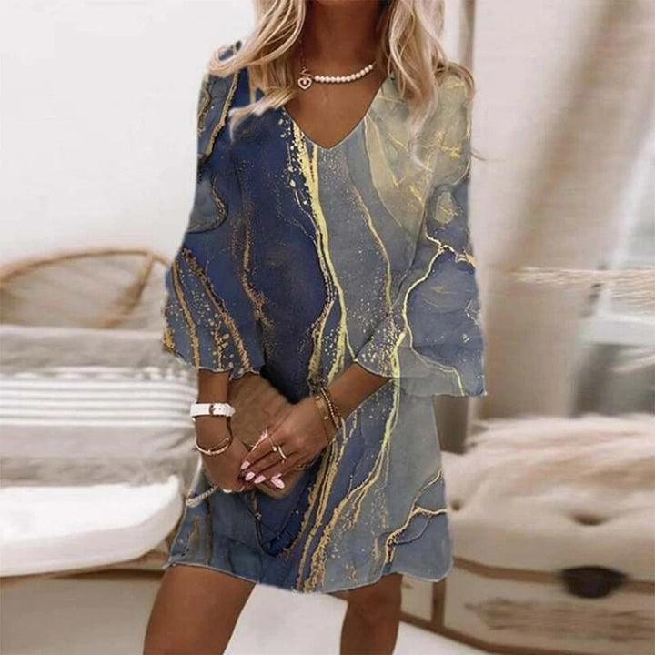 Robe d'été imprimée colorée pour femmes, motif floral vif, coupe fluide élégante et décontractée. Mode estivale.