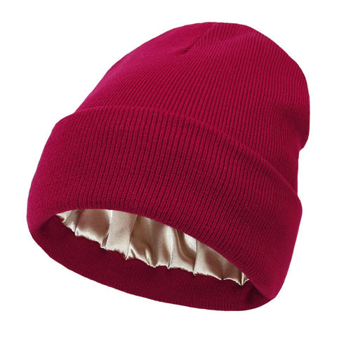 Bonnet hivernal femme en laine tricotée, intérieur en soie luxueux, gardant les cheveux doux.