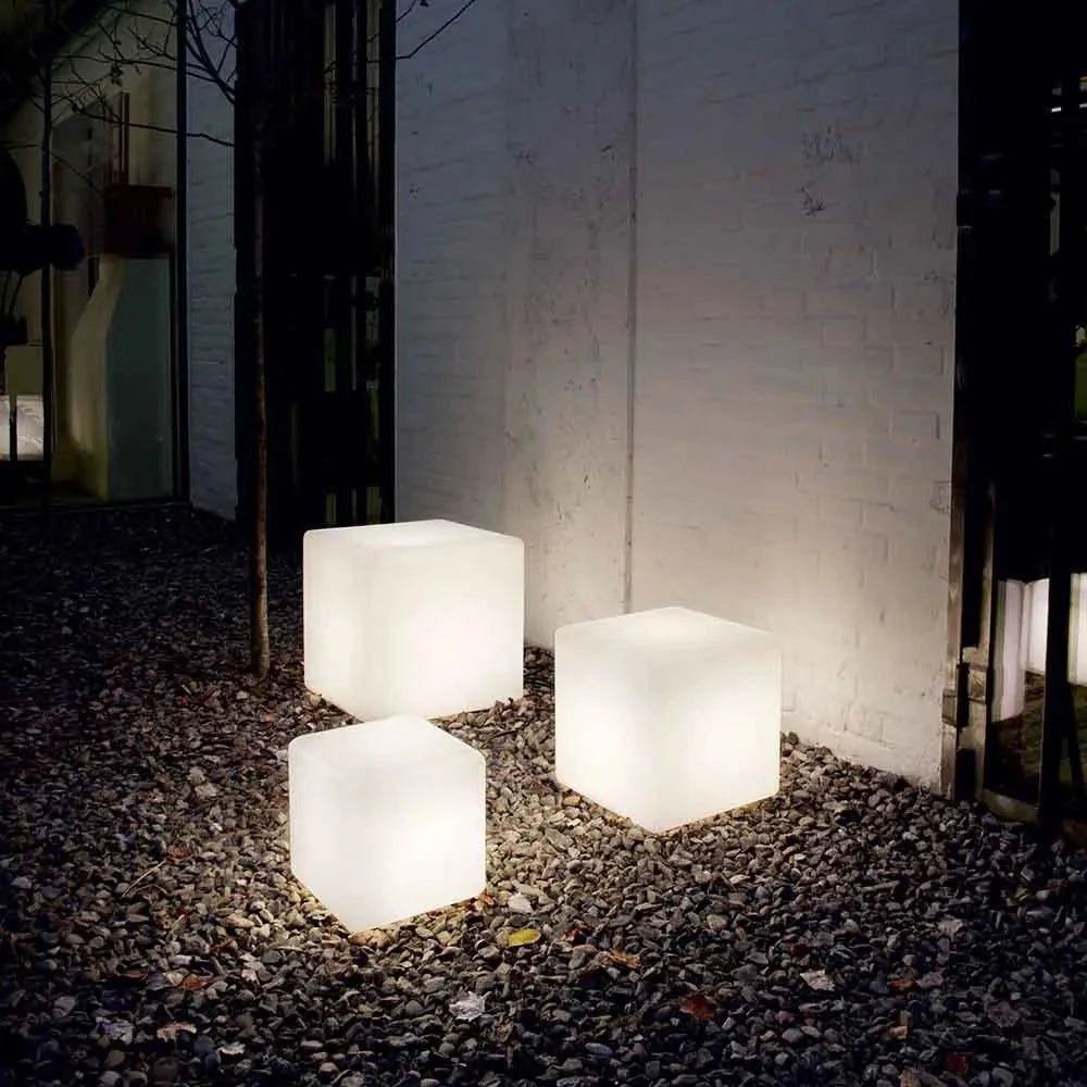 Lampe cube LED lumineuse décorative pour extérieur et intérieur, design moderne en polyéthylène.