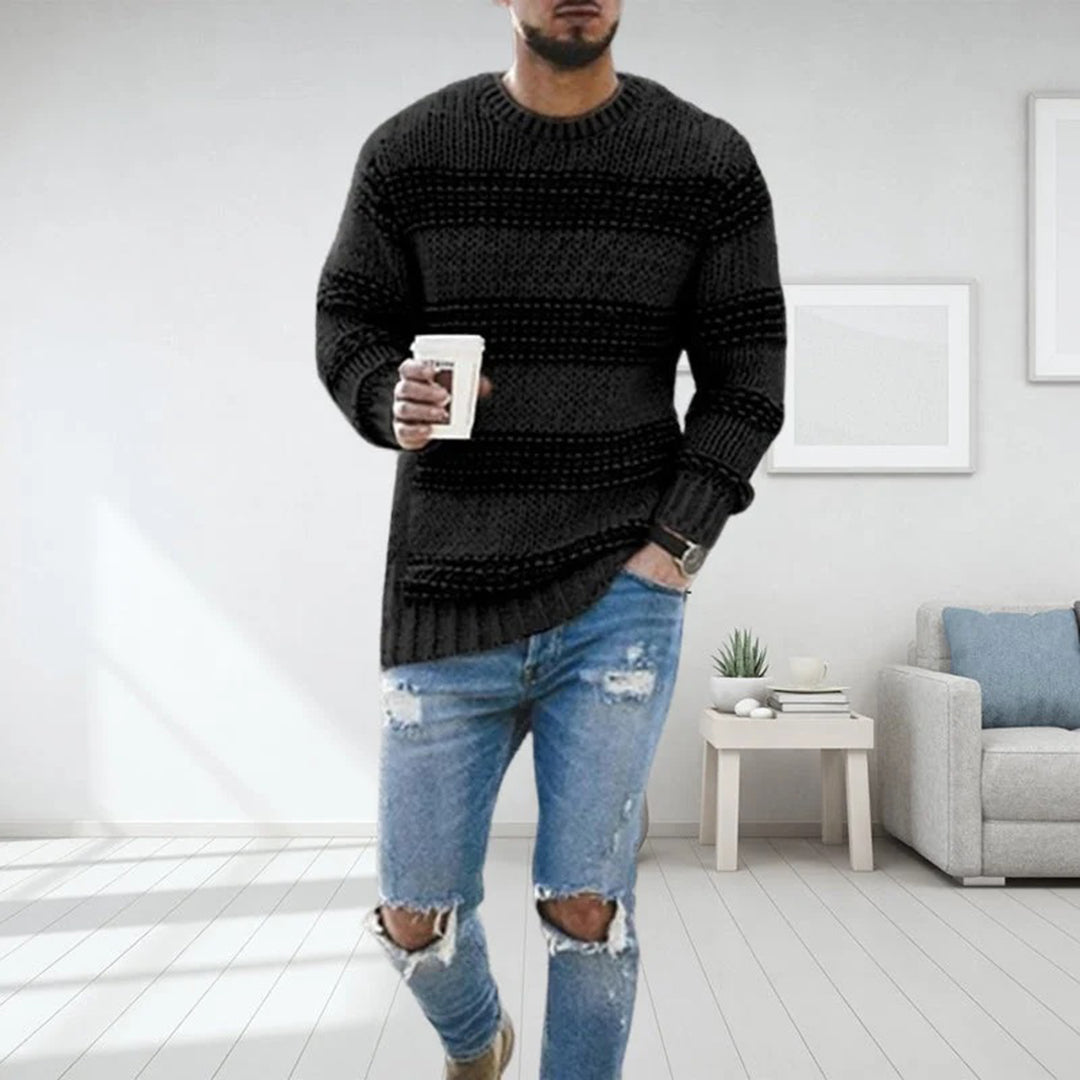 Élégant pull homme d'hiver à col rond, motif rayé norvégien. Chaud et parfait pour les hommes en saison froide.