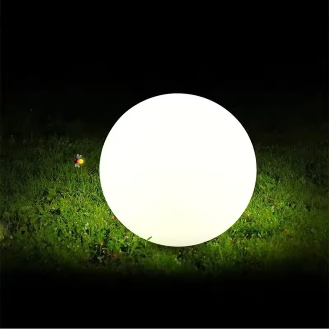 Lampe LED flottante RGB multicolore étanche pour piscine. Illuminez votre jardin et extérieur facilement.