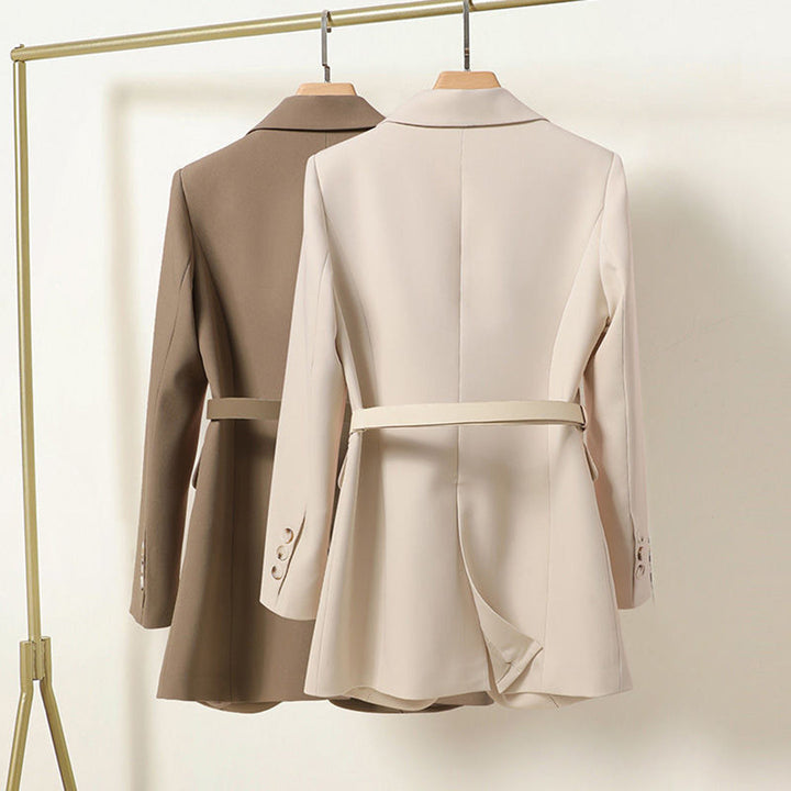 Blazer femme long et polyvalent. Veste élégante ceinturée, un incontournable mode pour l'automne.