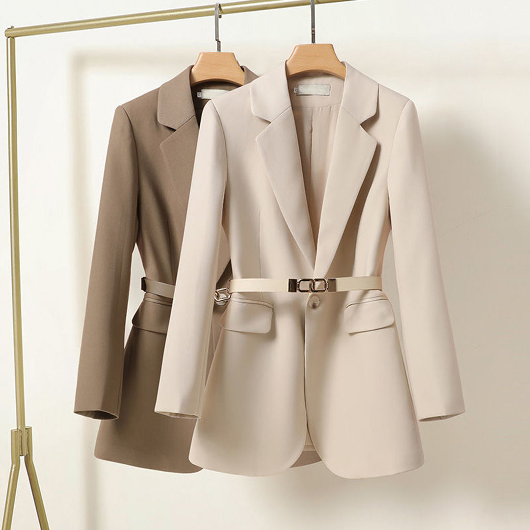 Veste de blazer ceinturée pour femme, look professionnel et chic. Coupe longue, parfaite pour le bureau.