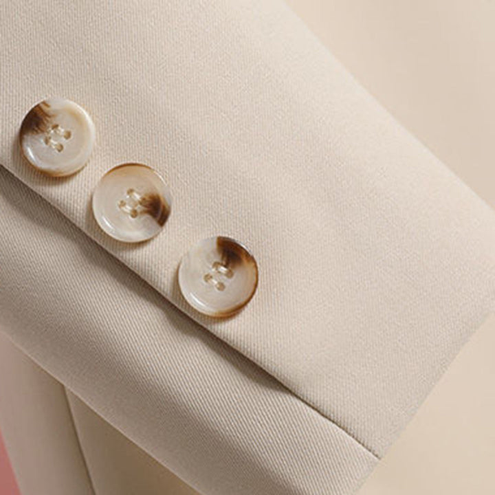Élégant blazer long pour femmes, chic et structuré. Parfait pour une tenue de bureau ou un look professionnel.