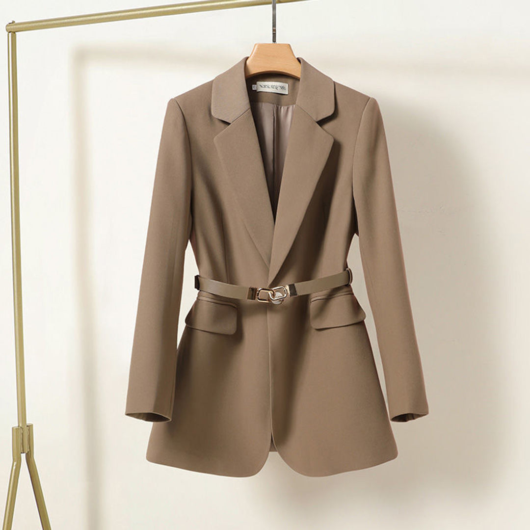Veste blazer longue chic pour femme, parfaite pour l'automne. Modèle élégant et ceinturé, idéal au bureau.