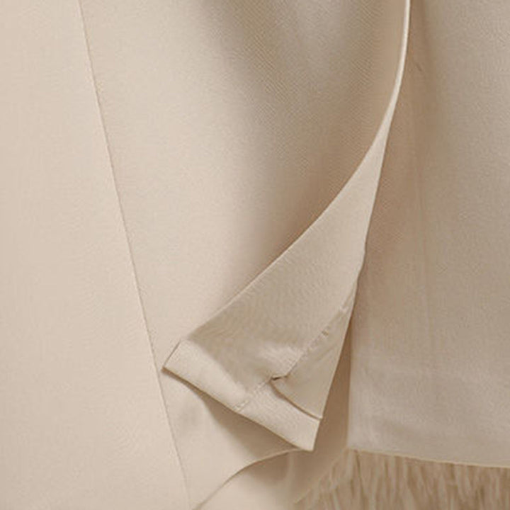 Blazer femme à la coupe longue et flatteuse, avec ceinture. Veste élégante, idéale pour un style professionnel chic.