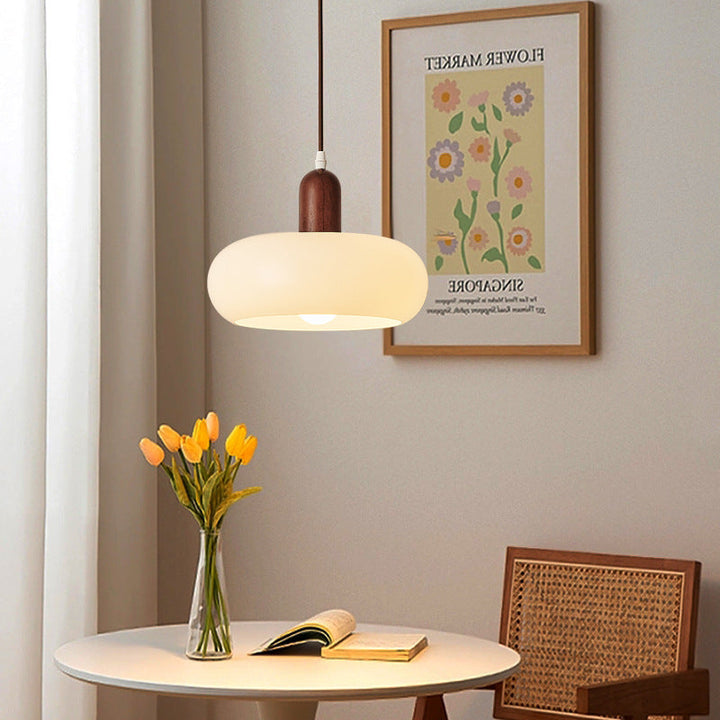 Luminaire suspension ajustable abat-jour crème et bois. Éclairage design moderne pour salle à manger, ambiance naturelle.
