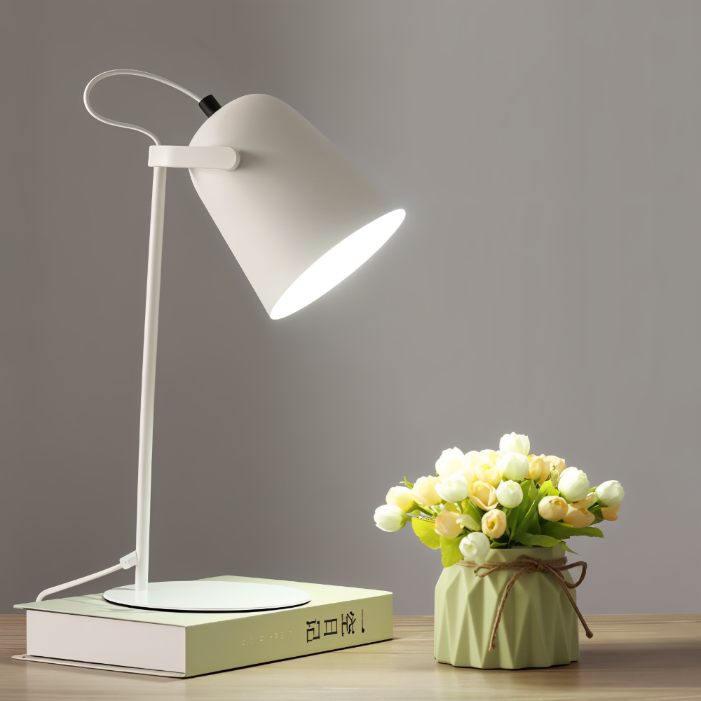 Éclairage d'appoint moderne : lampe de table design avec tête réglable. Idéale pour lecture, travail ou décoration.