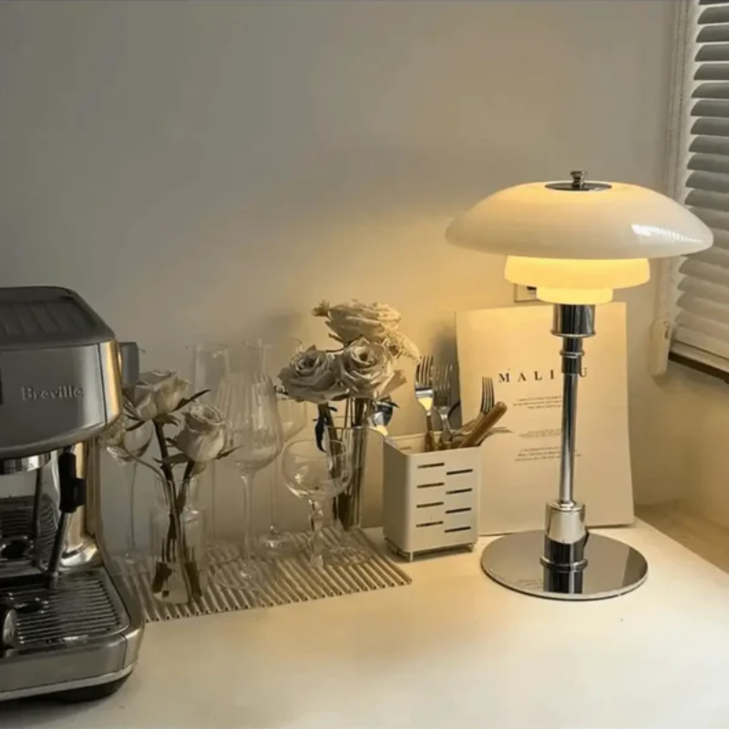 Luminaire de table avec lumière douce, parfait pour créer une ambiance relaxante dans votre intérieur.