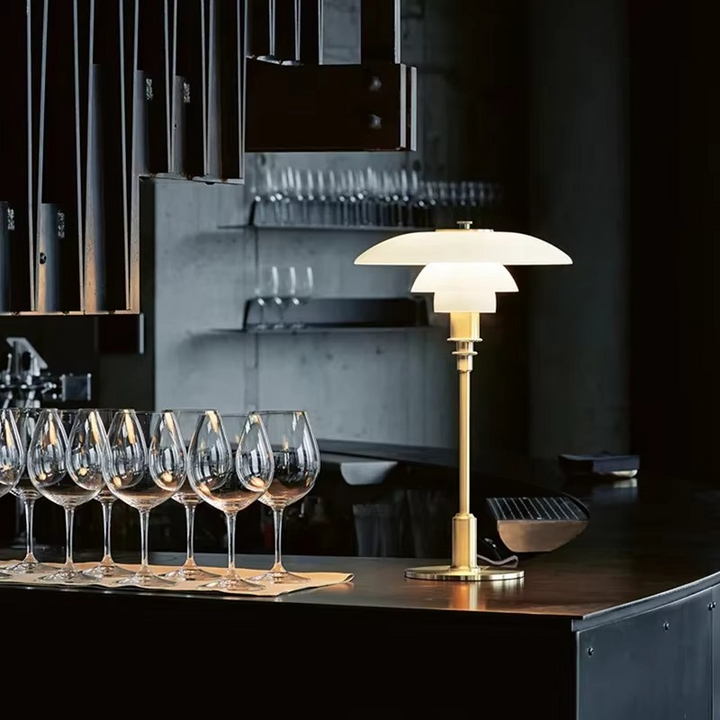 Lampe de table design épuré, objet de décoration intérieure moderne, pour une lumière d'ambiance.
