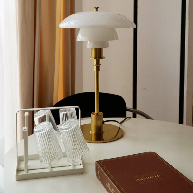 Lampe de table polyvalente : chevet, bureau, salon. Son design moderne scandinave s'adapte partout.