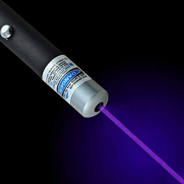 Pointeur laser durable pour aventures en extérieur, randonnées et exploration. Accessoire robuste et pratique.