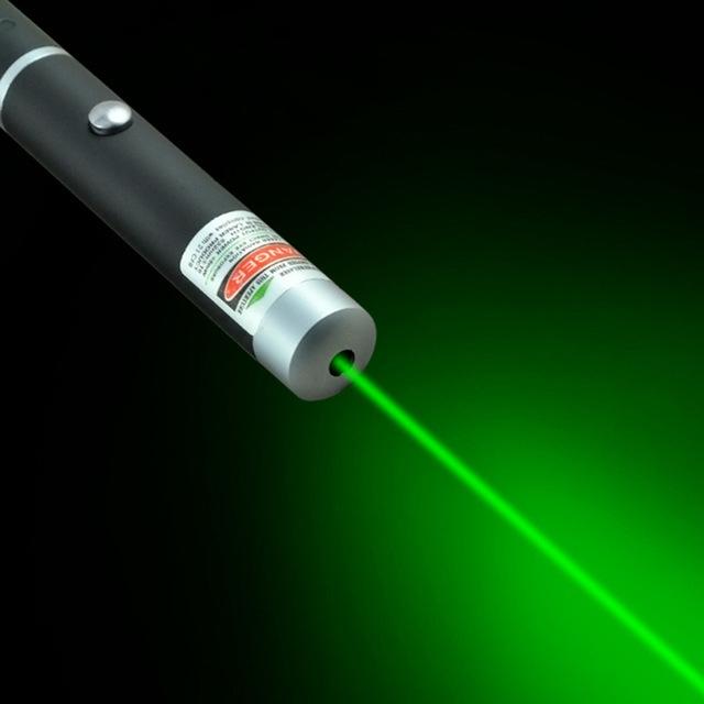 Pointeur laser longue distance pour une visibilité maximale en plein air. Parfait pour les explorations nocturnes.