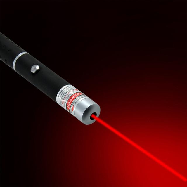 Pointeur laser puissant et portable, idéal pour les professionnels et les amateurs d'activités extérieures.