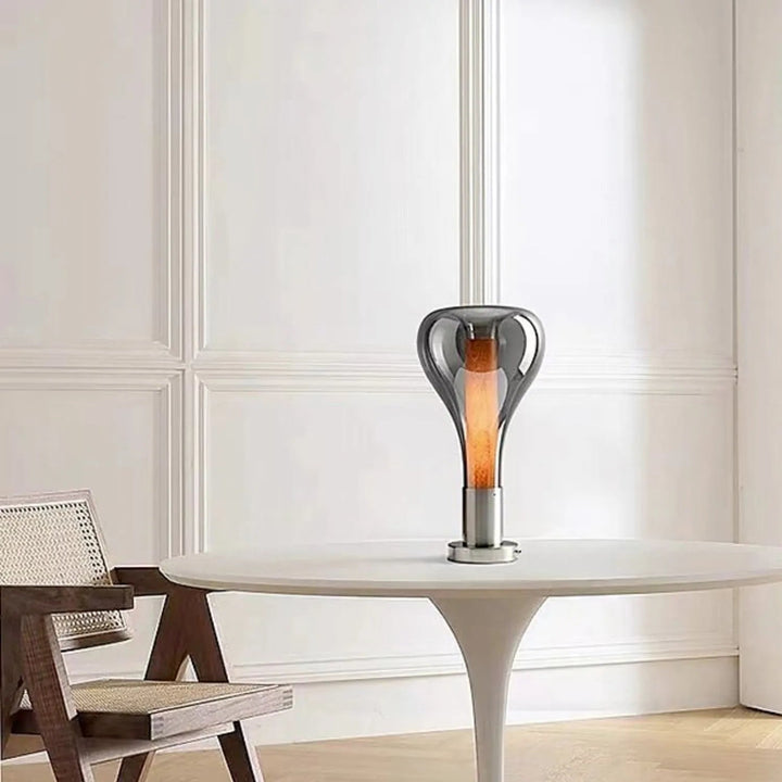 Lampe de table lumineuse LED au design sculptural unique, parfaite pour une décoration intérieure moderne.
