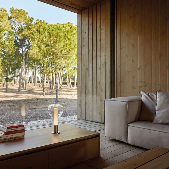 Lampe de table LED d'ambiance, éclairage design pour salon, apporte une touche moderne et chaleureuse.