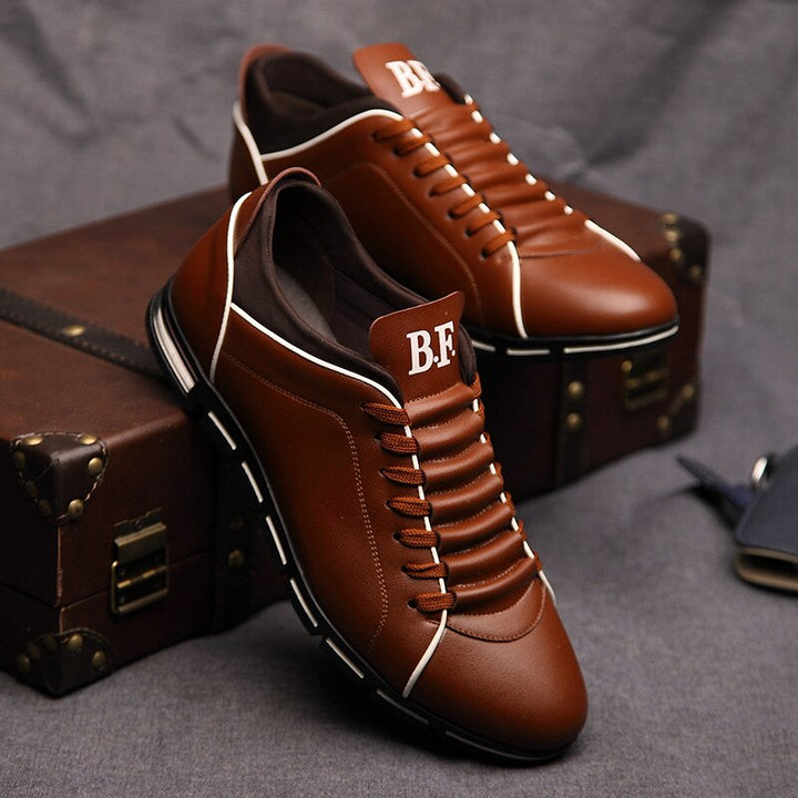 Chaussures formelles homme en cuir noir, élégantes et classiques, parfaites pour les affaires et la ville.