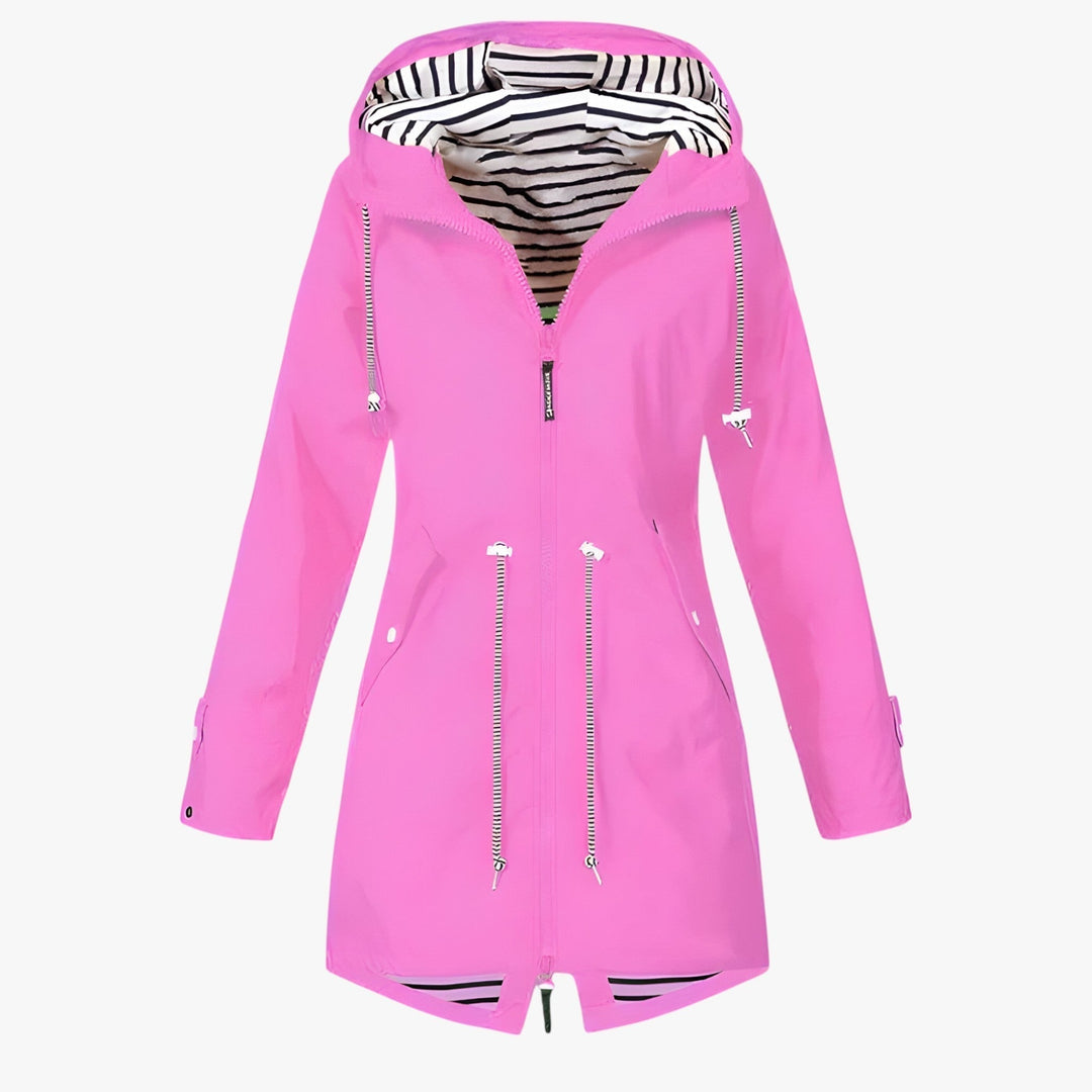 Femme souriante portant une parka imperméable et chaude. Idéale pour les journées de pluie en ville.