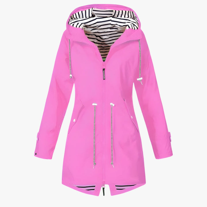 Femme souriante portant une parka imperméable et chaude. Idéale pour les journées de pluie en ville.