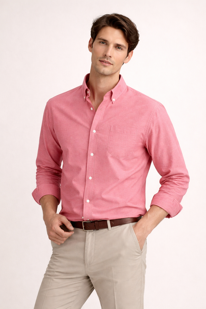 Chemise décontractée homme, manches longues. Parfaite pour un look moderne et facile à porter au quotidien.