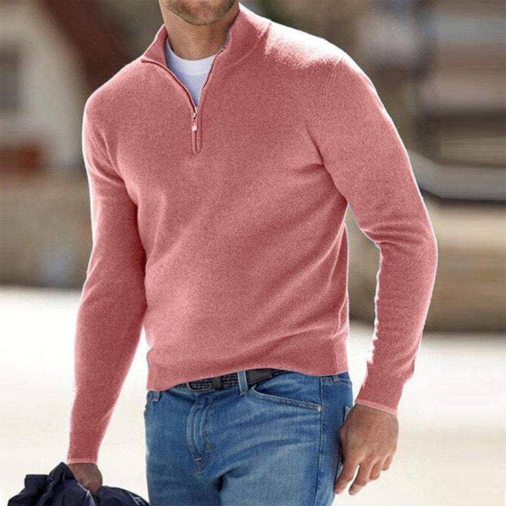 Pull homme gris, col montant zippé. Coupe slim fit moderne pour un look hivernal décontracté et soigné.
