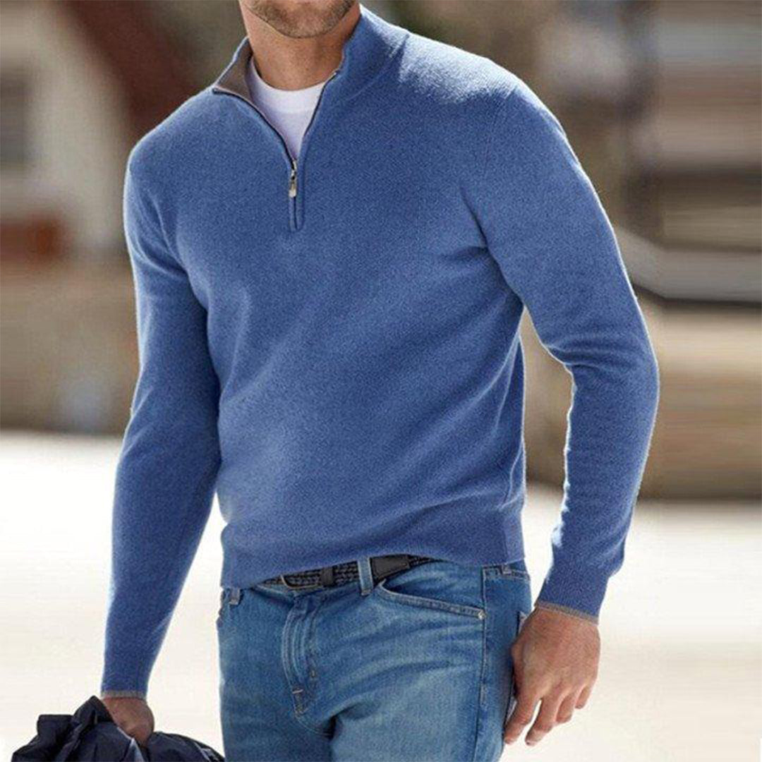 Pull homme d'hiver, col montant zippé, coupe slim fit. Look uni décontracté pour la mode masculine.