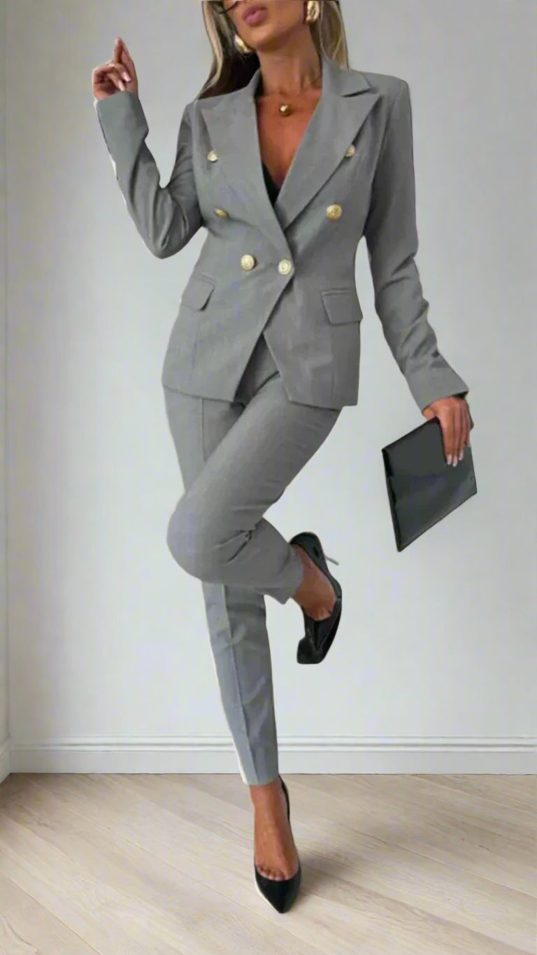 Ensemble élégant femme deux pièces: haut chic et pantalon moderne. Tenue polyvalente et confortable pour la mode féminine.