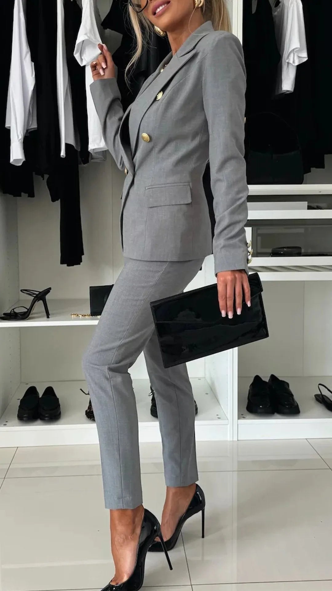 Tenue moderne femme printemps/été: ensemble haut et pantalon élégant. Style décontracté chic, confortable et polyvalent.