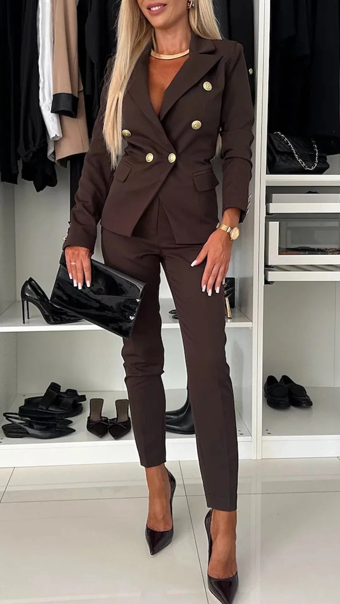 Ensemble femme mode féminine: haut chic et pantalon élégant. Deux pièces confortable, parfait pour une nouvelle collection.