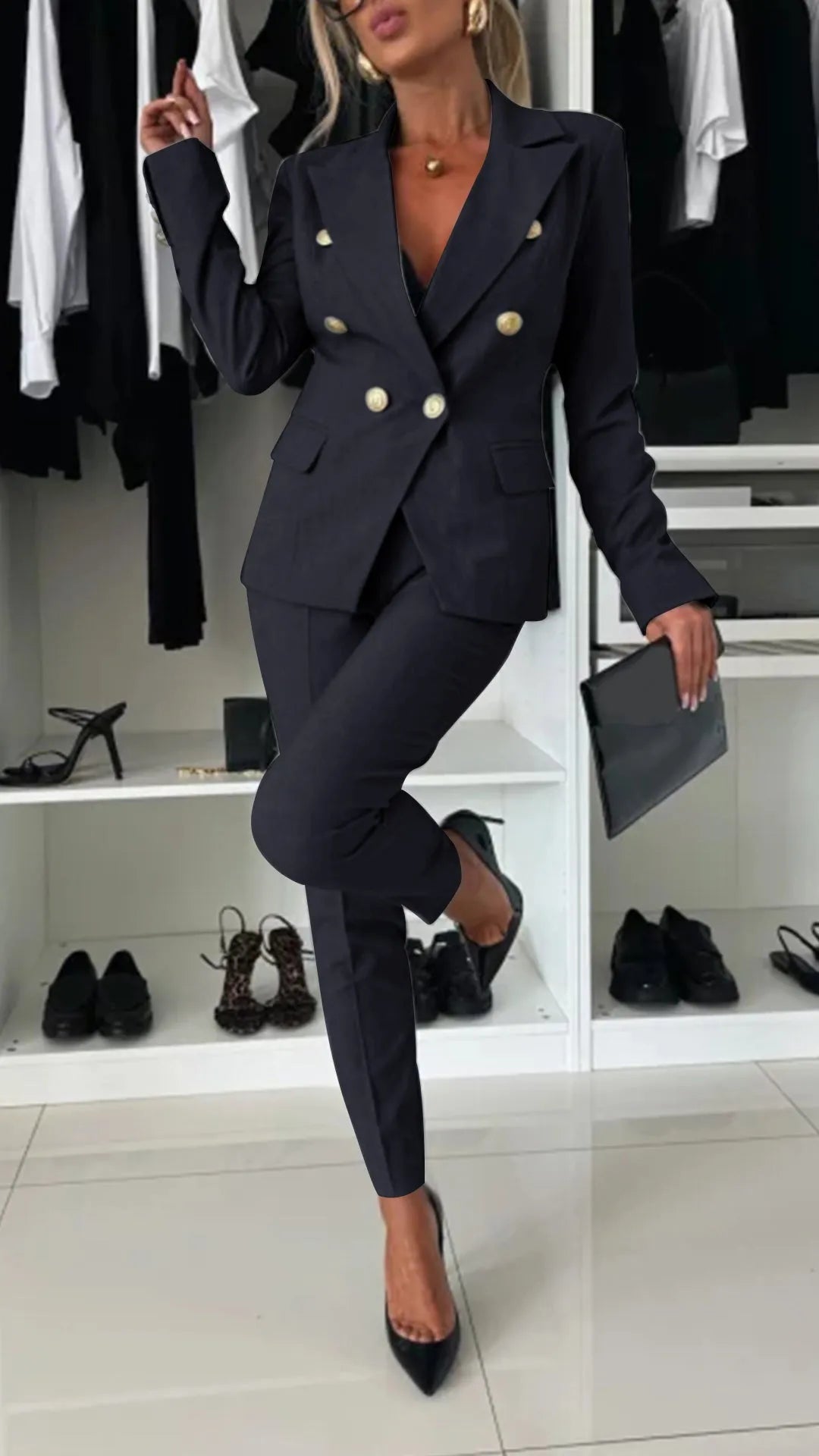 Femme en ensemble moderne: haut élégant et pantalon fluide. Vêtement deux pièces confortable, style polyvalent.