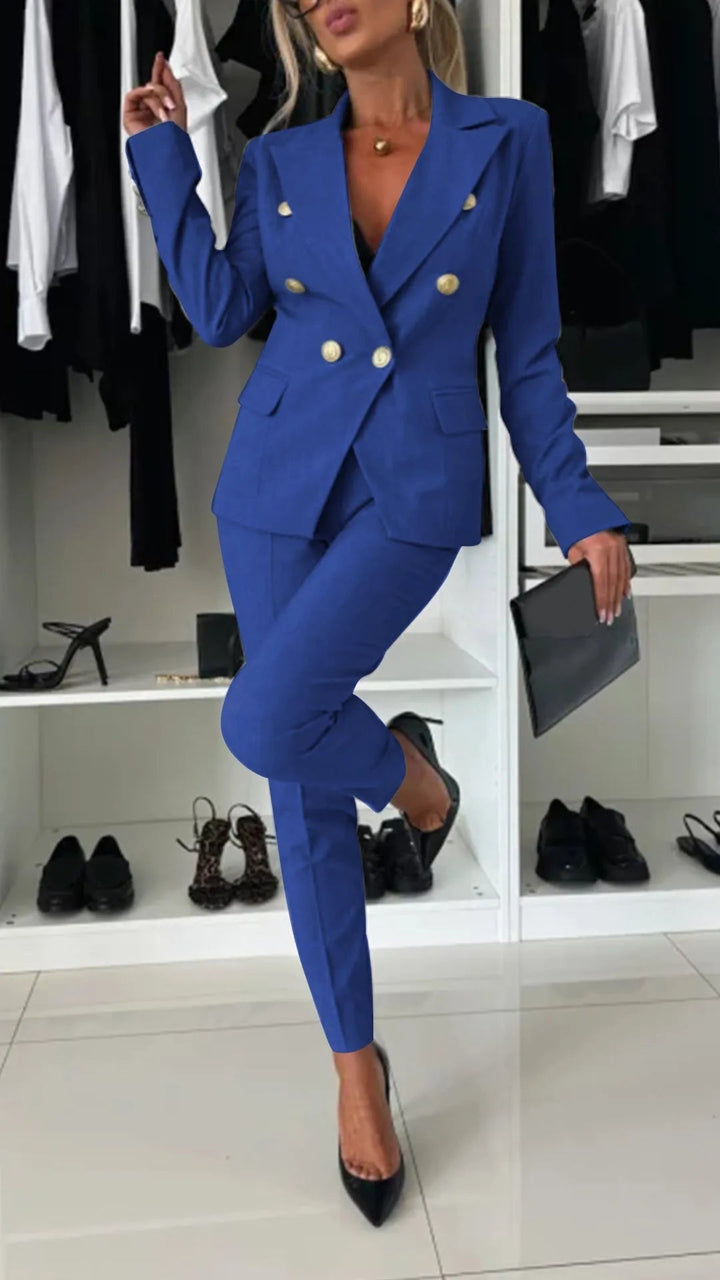 Nouveauté mode femme: ensemble deux pièces chic. Haut et pantalon élégants, parfaits pour un look décontracté ou habillé.