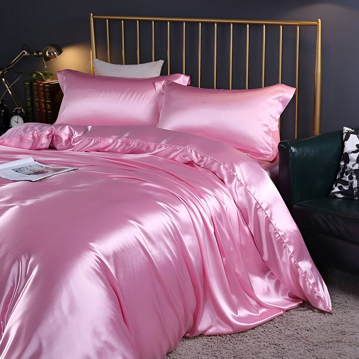 Ensemble literie de luxe: housse de couette et taies d'oreiller en soie de mûrier premium.
