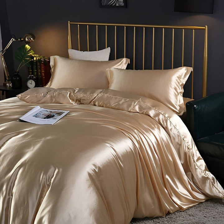 Literie de rêve: housse de couette en soie de mûrier et taies pour chambre chic.