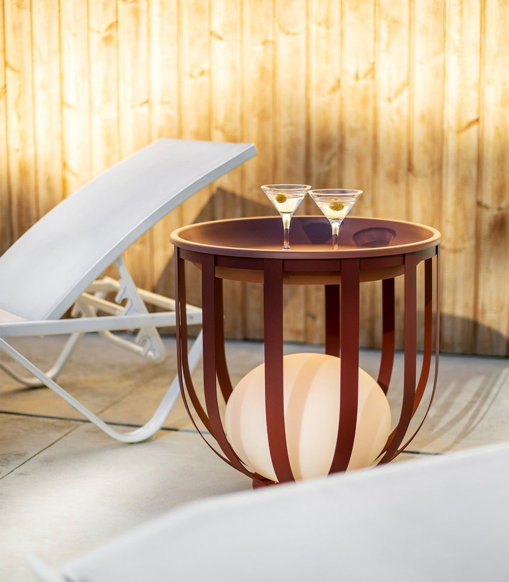 Lampe de jardin moderne avec table d'appoint, idéale pour terrasse, balcon, crée une ambiance.