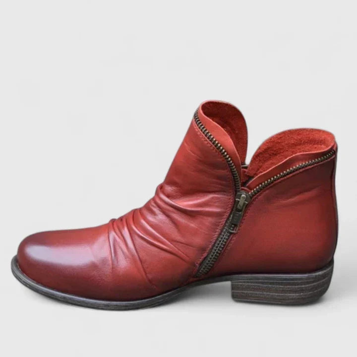 Bottines femme froncées et élégantes avec zip frontal. Chaussures tendance automne-hiver pour la mode féminine.