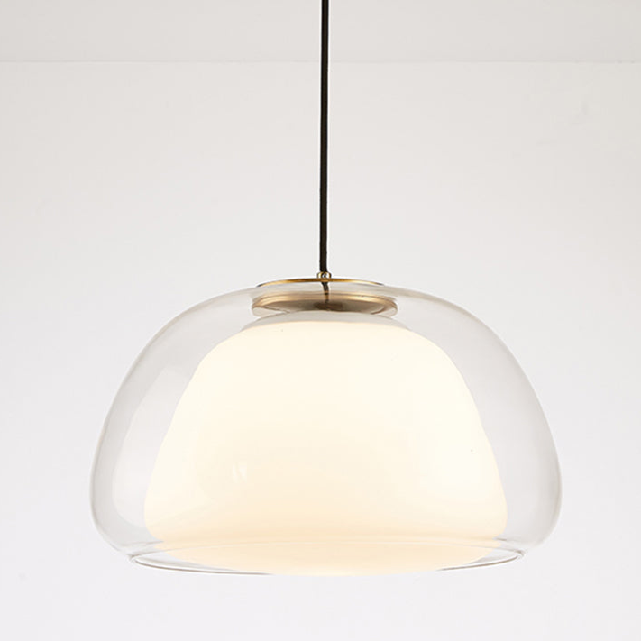 Suspension élégante en verre, crée une atmosphère contemporaine.