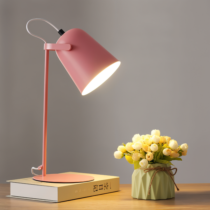 Lampe de table rotative moderne à éclairage doux, idéale pour bureau ou lecture. Design minimaliste.