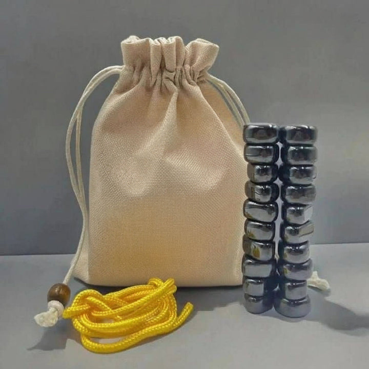 Photo de près du jeu d'échecs magnétique portable. Échiquier et pièces aimantées, prêt pour une partie de stratégie en déplacement.