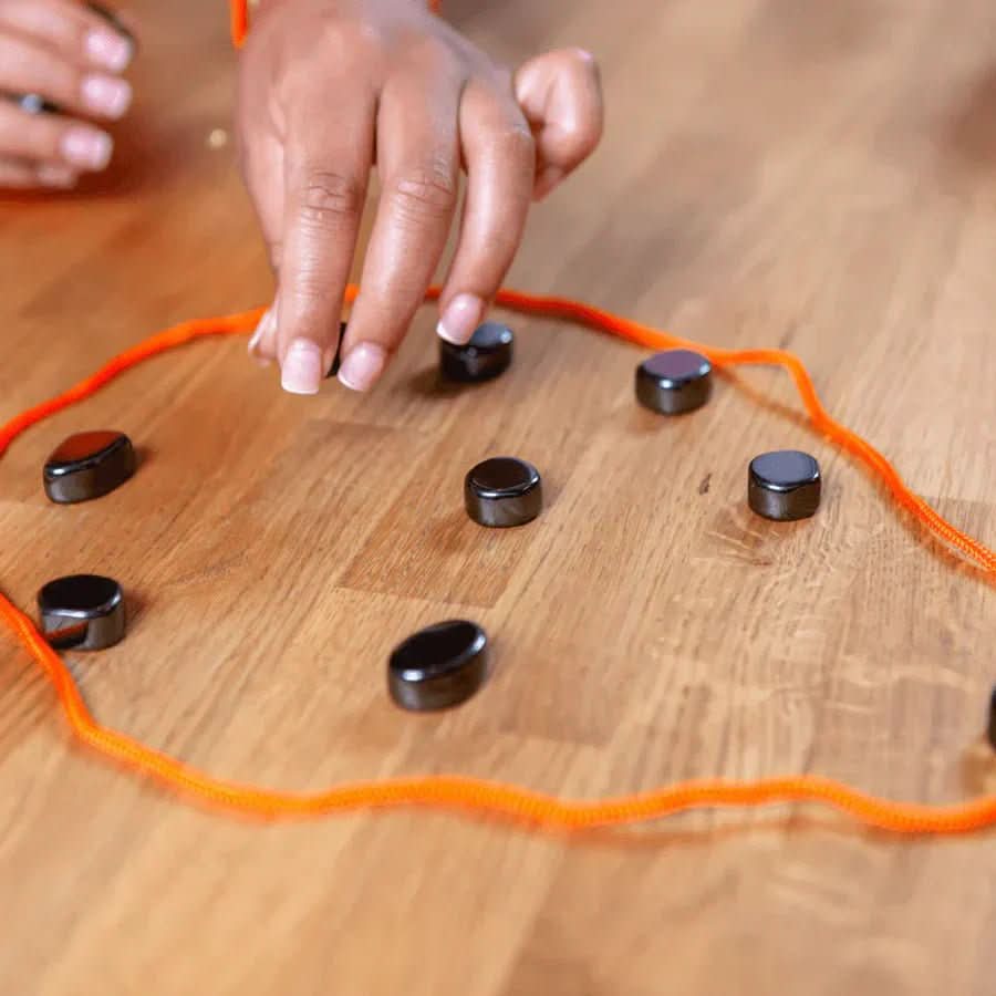 Jeu d'échecs magnétique familial, parfait pour enseigner la stratégie aux enfants. Facile à transporter pour les voyages et vacances.