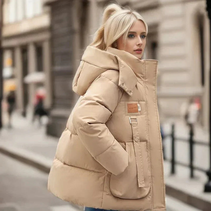 Doudoune oversize femme élégante avec capuche. Veste hiver imperméable, protection mode contre le froid et la pluie.