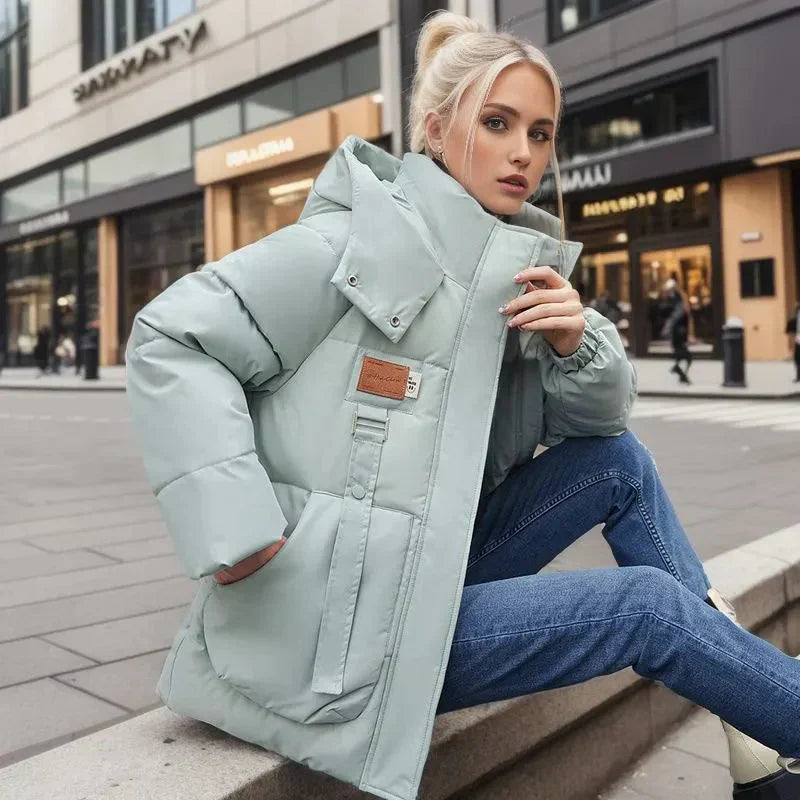 Doudoune imperméable femme à capuche. Manteau hiver chaud et stylé, résistant à l'eau et au vent pour une protection optimale.