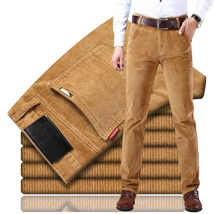 Pantalon homme classique en velours côtelé bleu marine, coupe droite élégante, style intemporel et polyvalent.
