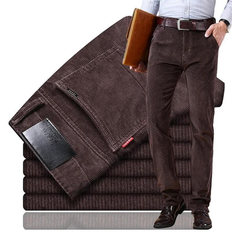 Homme portant un jean en velours côtelé gris anthracite, coupe confortable et élégante pour un look décontracté chic.