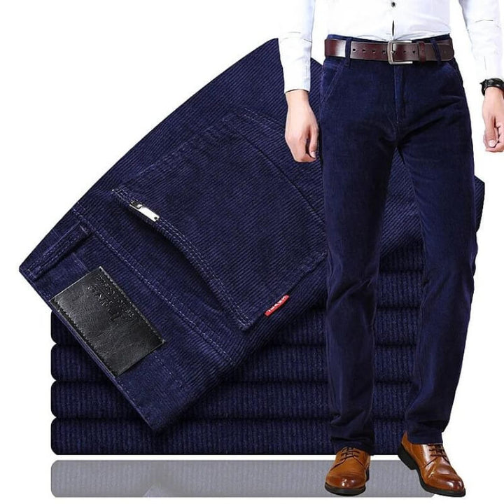 Pantalon homme décontracté en velours côtelé vert forêt, idéal pour le confort et la mode masculine au quotidien.