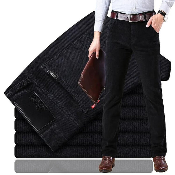 Détail de la couture et de la poche arrière d'un jean velours côtelé noir homme, design classique et durable.