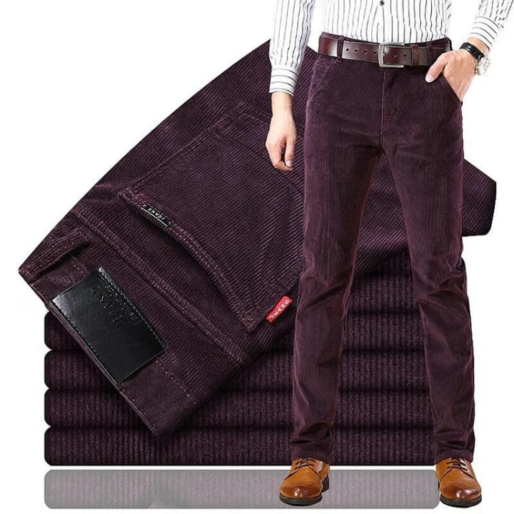 Jean velours côtelé homme beige plié, présentant sa coupe polyvalente et son tissu résistant, parfait pour toute saison.